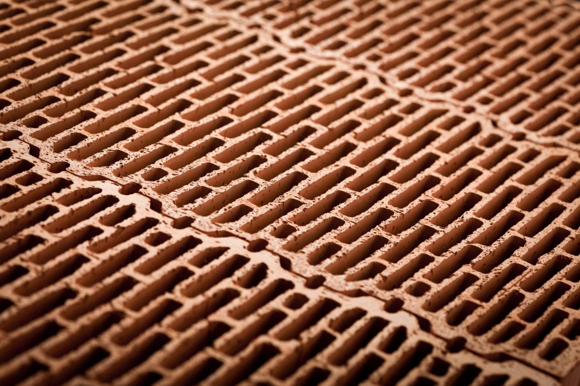 Ściany zewnętrzne z ceramiki budowlanej – co warto wiedzieć?