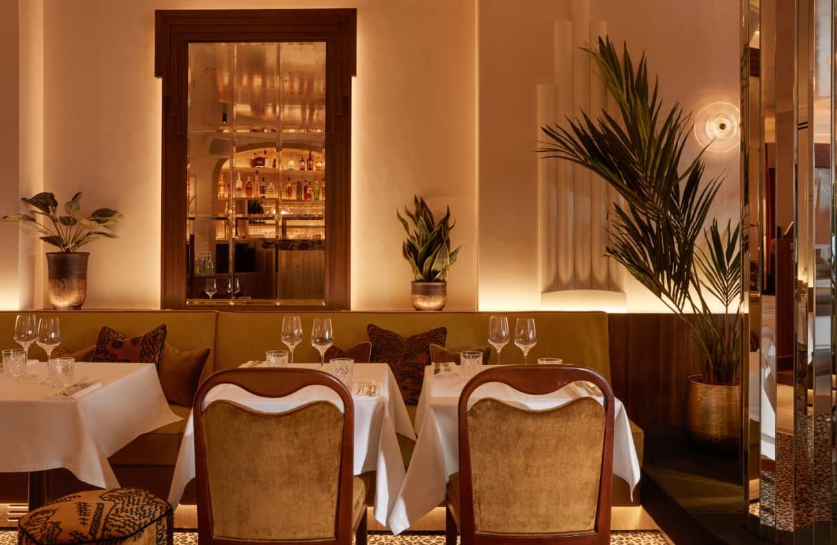 Bar z brązu skryty za zasłonami – złota restauracja w Paryżu nawiązuje do klimatu lat 30.