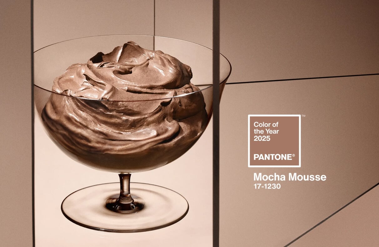 Kolor Roku 2025 Pantone to Mocha Mousse – harmonia natury i elegancji