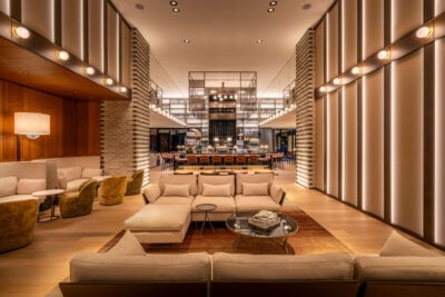 Kosmopolityczny charakter oraz postindustrialne motywy – wnętrza hotelu Marriott w Monachium