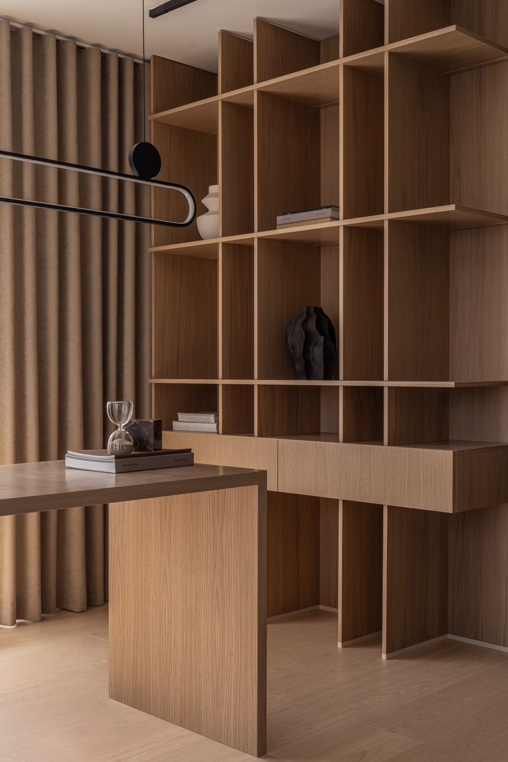 Harmonia i tekstury w apartamencie z widokiem na Bulwarach Książęcych 4 Apartament na Bulwarach Książęcych od LN Architektura i Wnętrza