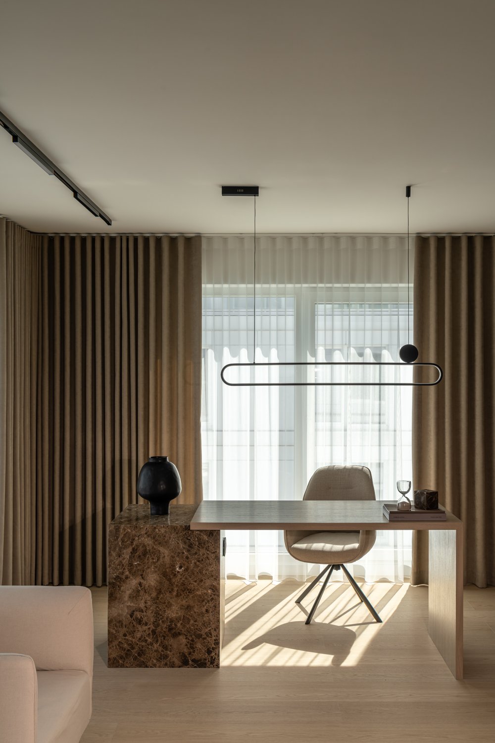 Harmonia i tekstury w apartamencie z widokiem na Bulwarach Książęcych 5 Apartament na Bulwarach Książęcych od LN Architektura i Wnętrza