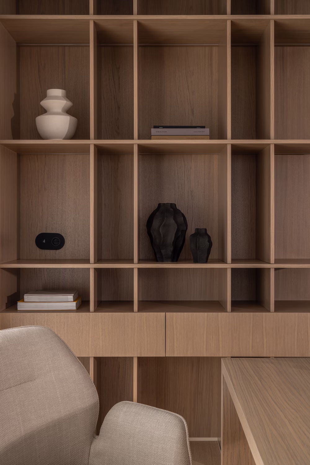 Harmonia i tekstury w apartamencie z widokiem na Bulwarach Książęcych 7 Apartament na Bulwarach Książęcych od LN Architektura i Wnętrza
