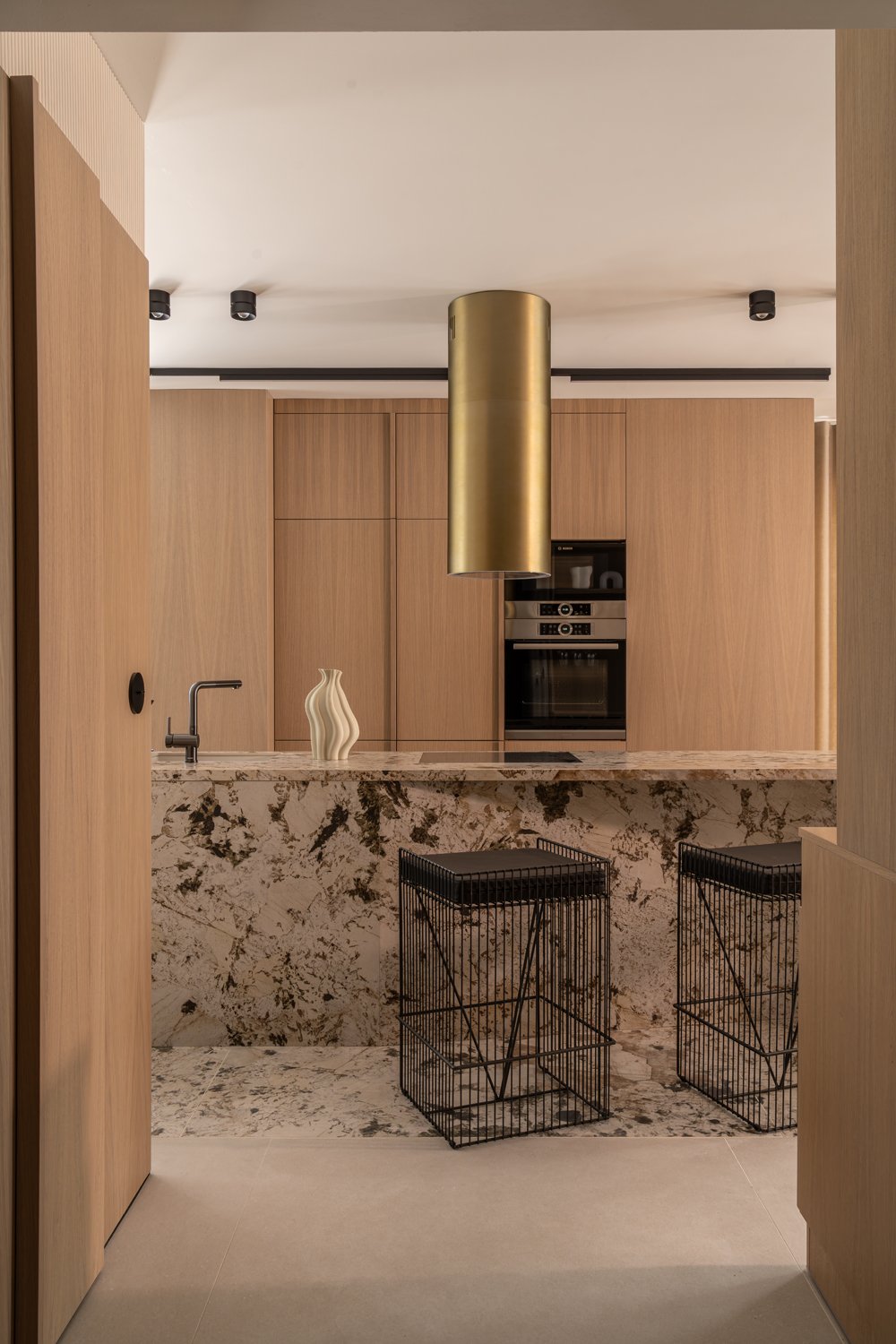 Harmonia i tekstury w apartamencie z widokiem na Bulwarach Książęcych 8 Apartament na Bulwarach Książęcych od LN Architektura i Wnętrza