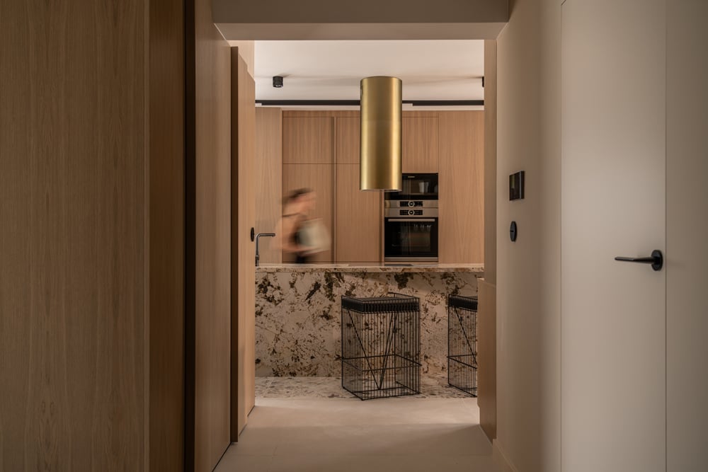 Harmonia i tekstury w apartamencie z widokiem na Bulwarach Książęcych 9 Apartament na Bulwarach Książęcych od LN Architektura i Wnętrza