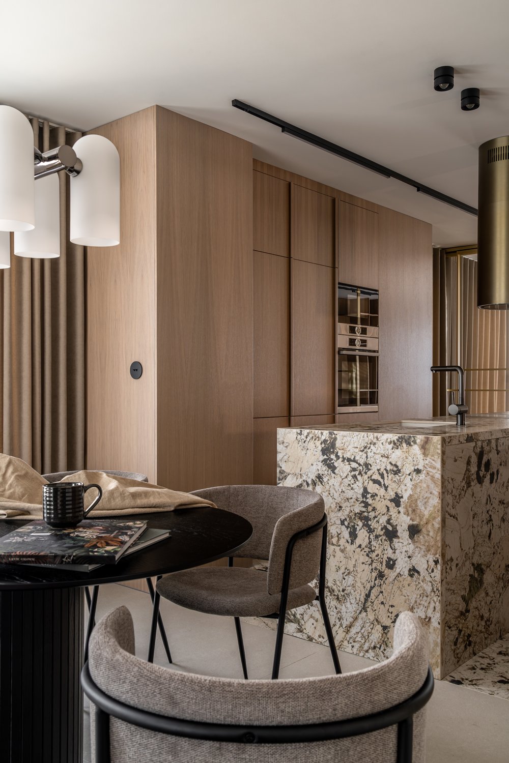 Harmonia i tekstury w apartamencie z widokiem na Bulwarach Książęcych 10 Apartament na Bulwarach Książęcych od LN Architektura i Wnętrza