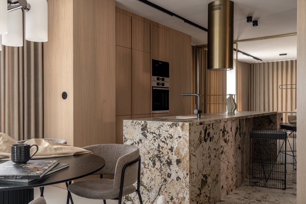 Harmonia i tekstury w apartamencie z widokiem na Bulwarach Książęcych 1 Apartament na Bulwarach Książęcych od LN Architektura i Wnętrza