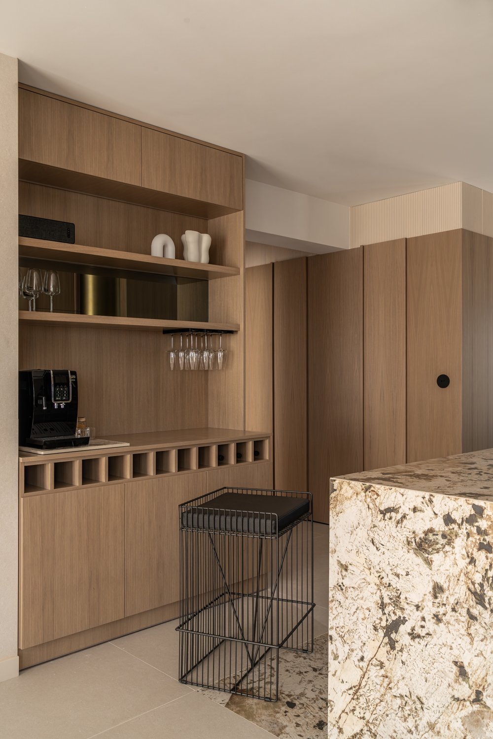 Harmonia i tekstury w apartamencie z widokiem na Bulwarach Książęcych 15 Apartament na Bulwarach Książęcych od LN Architektura i Wnętrza
