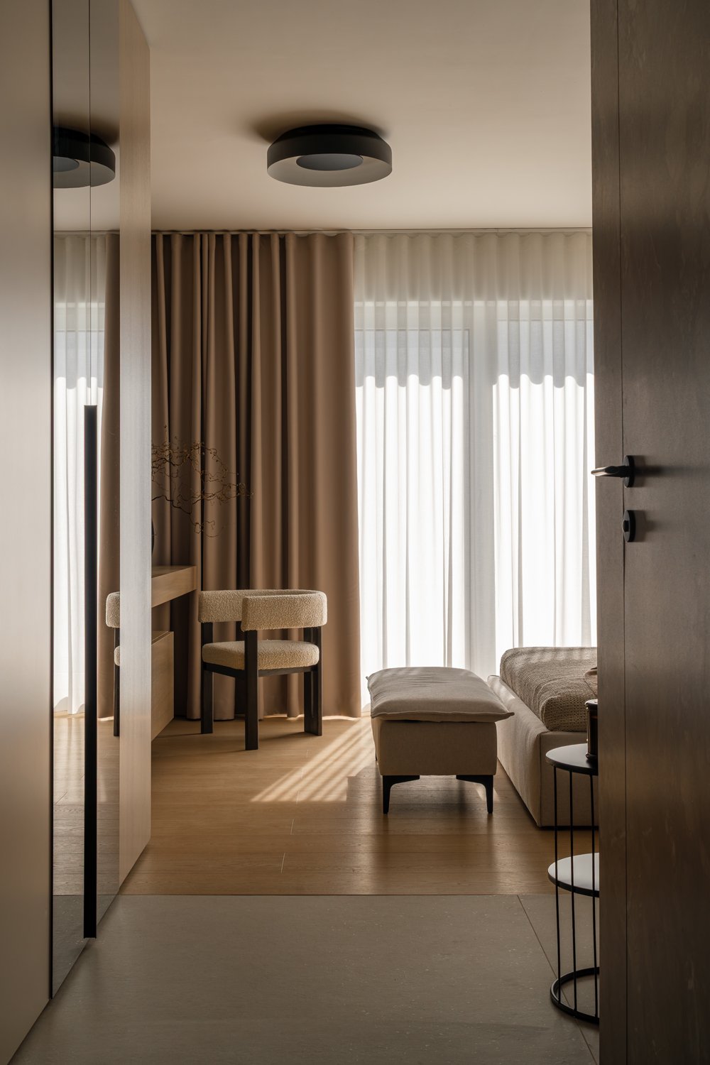 Harmonia i tekstury w apartamencie z widokiem na Bulwarach Książęcych 19 Apartament na Bulwarach Książęcych od LN Architektura i Wnętrza