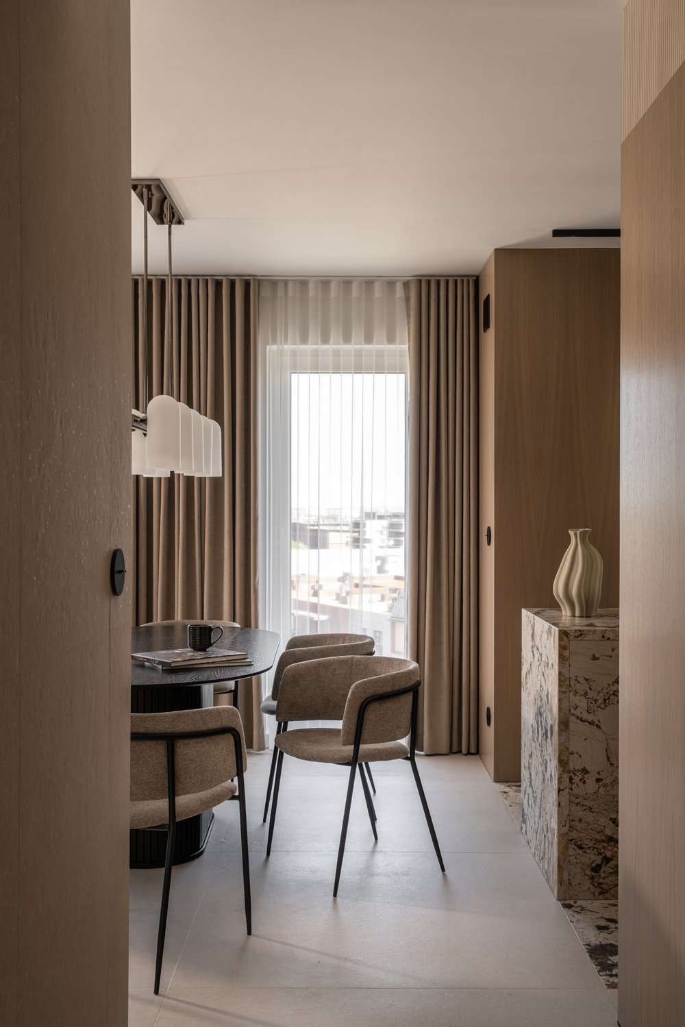 Harmonia i tekstury w apartamencie z widokiem na Bulwarach Książęcych 29 Apartament na Bulwarach Książęcych od LN Architektura i Wnętrza