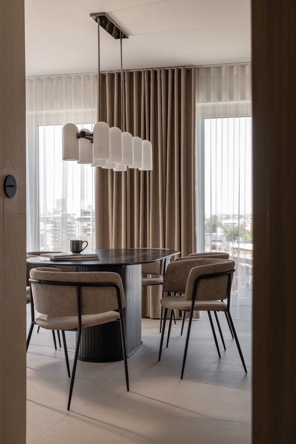 Harmonia i tekstury w apartamencie z widokiem na Bulwarach Książęcych 30 Apartament na Bulwarach Książęcych od LN Architektura i Wnętrza
