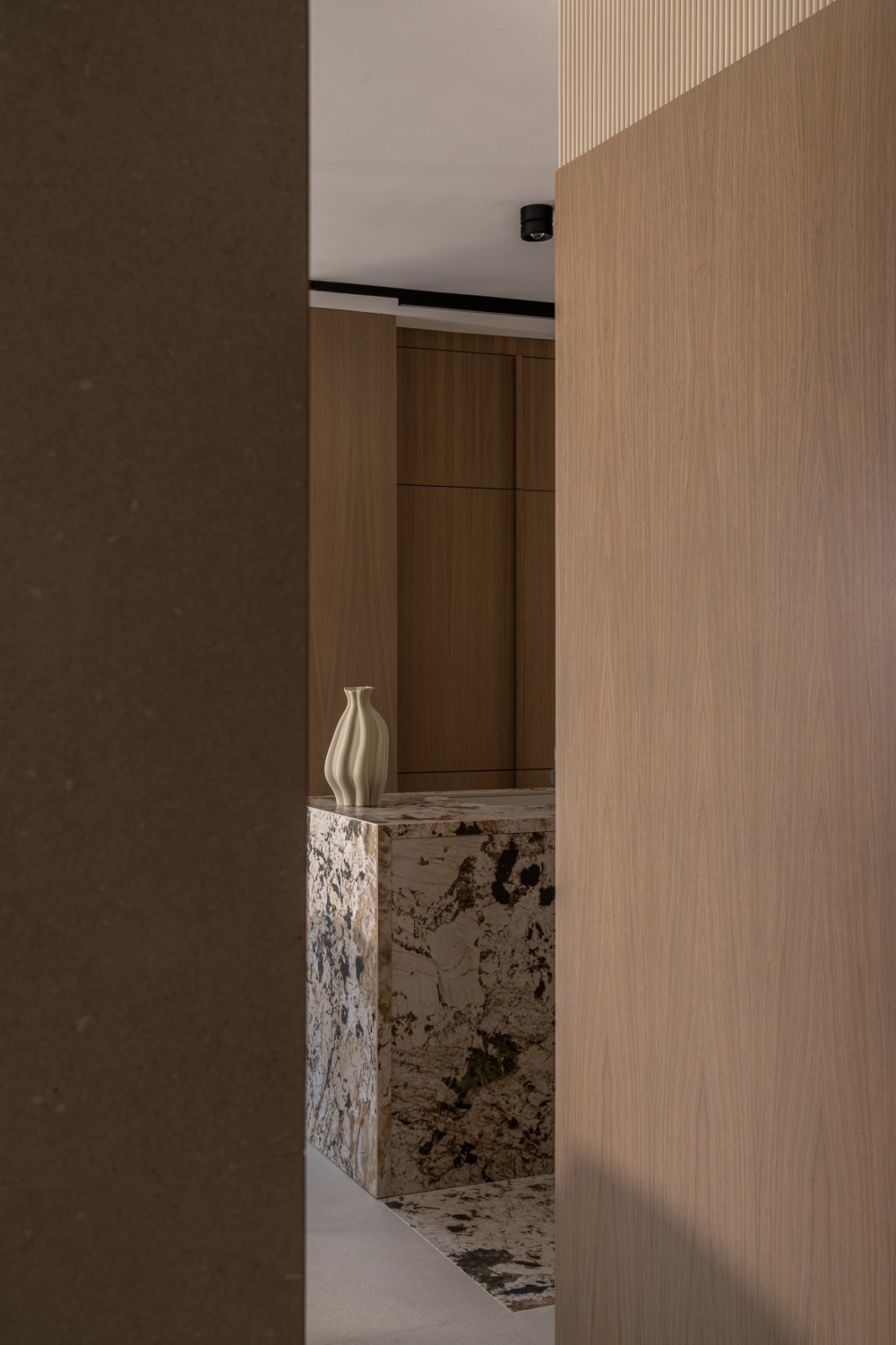 Harmonia i tekstury w apartamencie z widokiem na Bulwarach Książęcych 31 Apartament na Bulwarach Książęcych od LN Architektura i Wnętrza