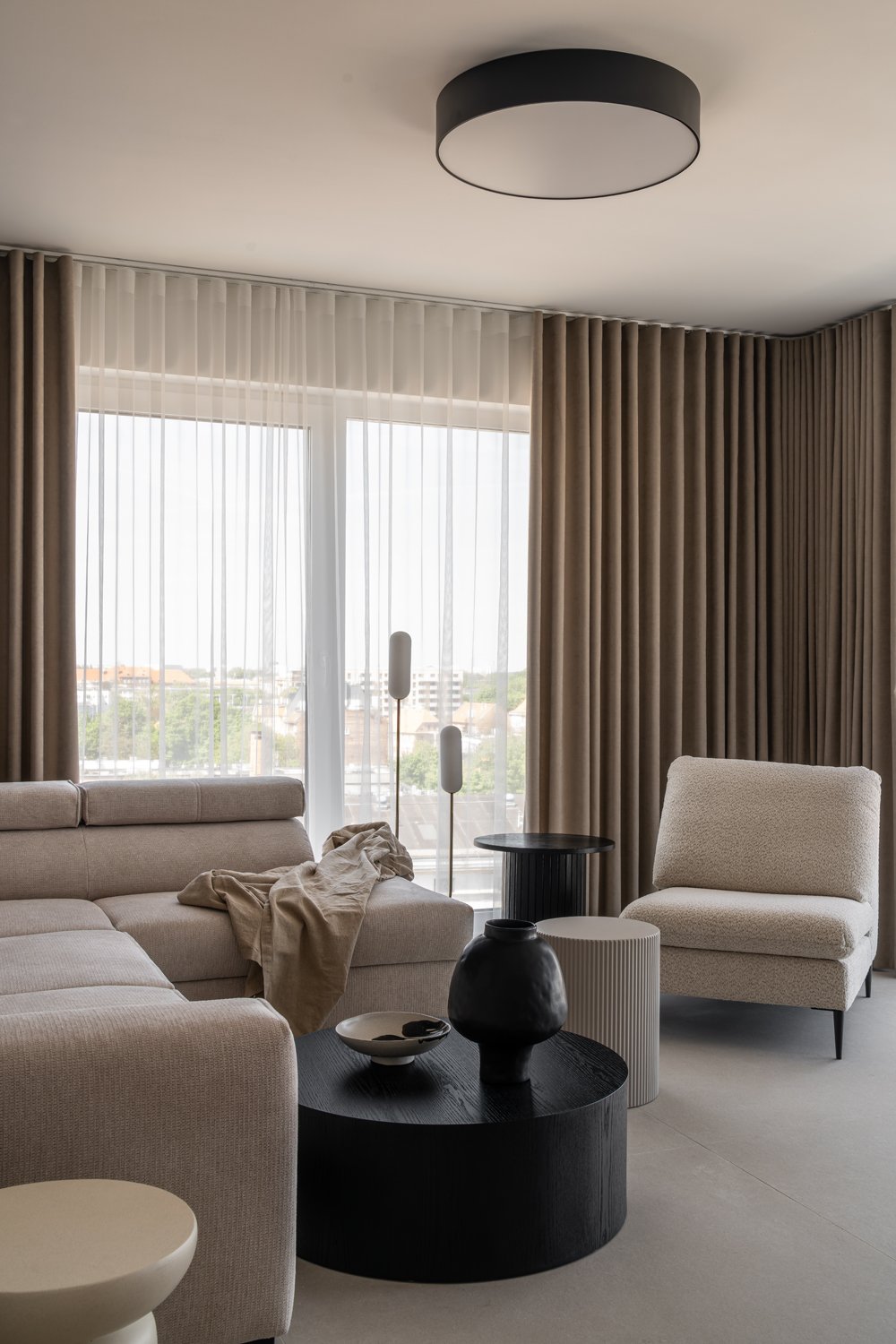 Harmonia i tekstury w apartamencie z widokiem na Bulwarach Książęcych 35 Apartament na Bulwarach Książęcych od LN Architektura i Wnętrza