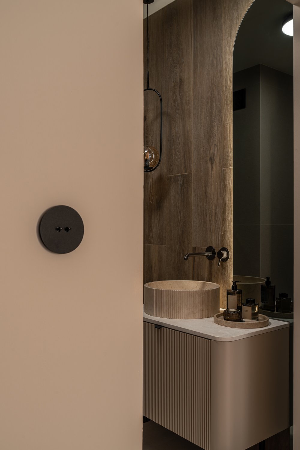 Harmonia i tekstury w apartamencie z widokiem na Bulwarach Książęcych 36 Apartament na Bulwarach Książęcych od LN Architektura i Wnętrza