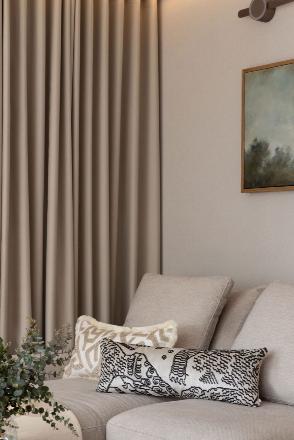W tonacji taupe. 100-metrowy, rodzinny apartament na skraju parku krajobrazowego na terenie Trójmiasta