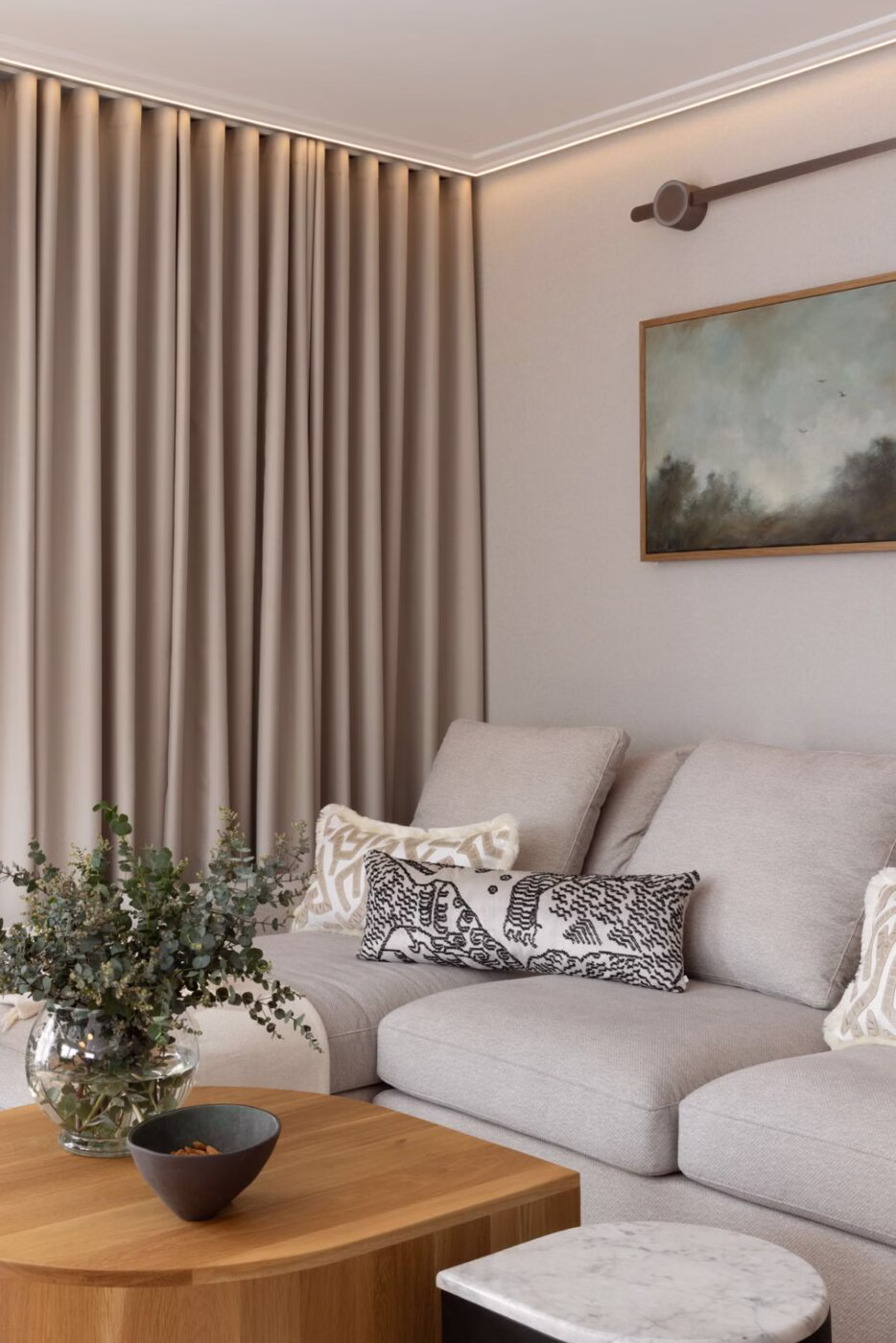 W tonacji taupe. 100-metrowy, rodzinny apartament na skraju parku krajobrazowego na terenie Trójmiasta