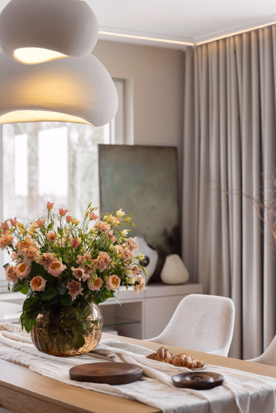 W tonacji taupe. 100-metrowy, rodzinny apartament na skraju parku krajobrazowego na terenie Trójmiasta