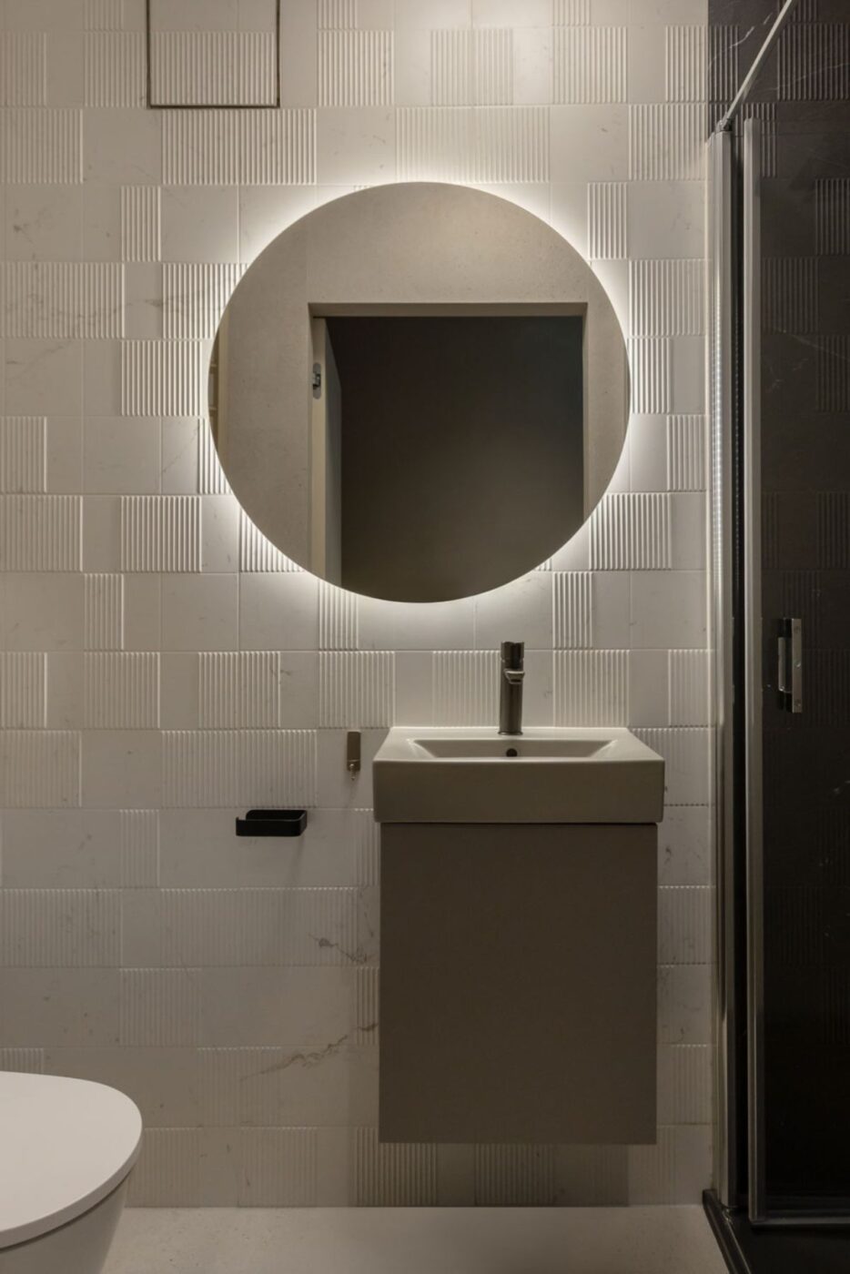 W tonacji taupe. 100-metrowy, rodzinny apartament na skraju parku krajobrazowego na terenie Trójmiasta