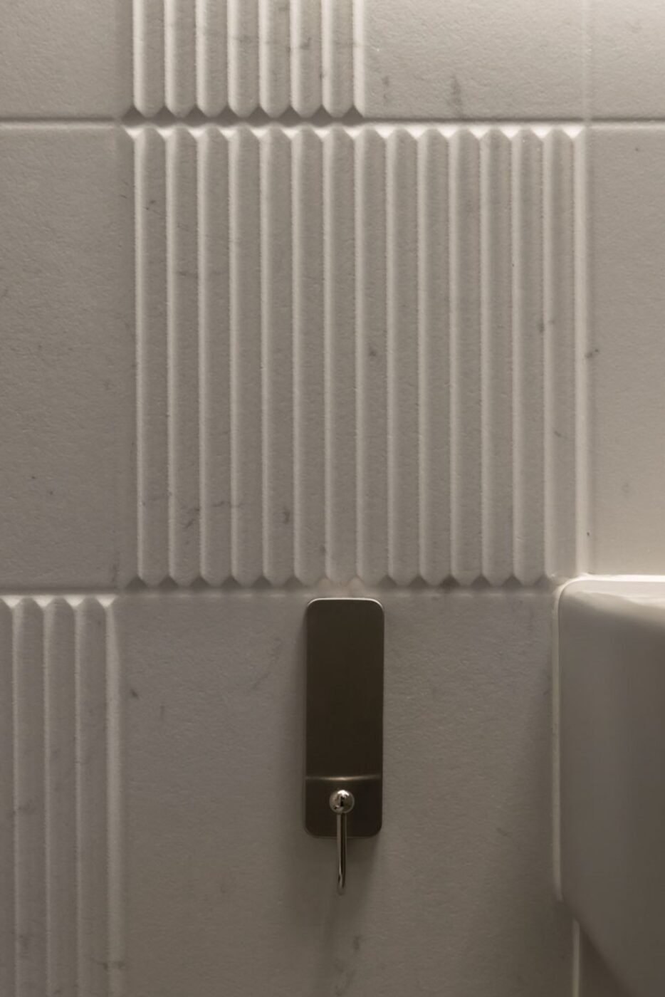 W tonacji taupe. 100-metrowy, rodzinny apartament na skraju parku krajobrazowego na terenie Trójmiasta
