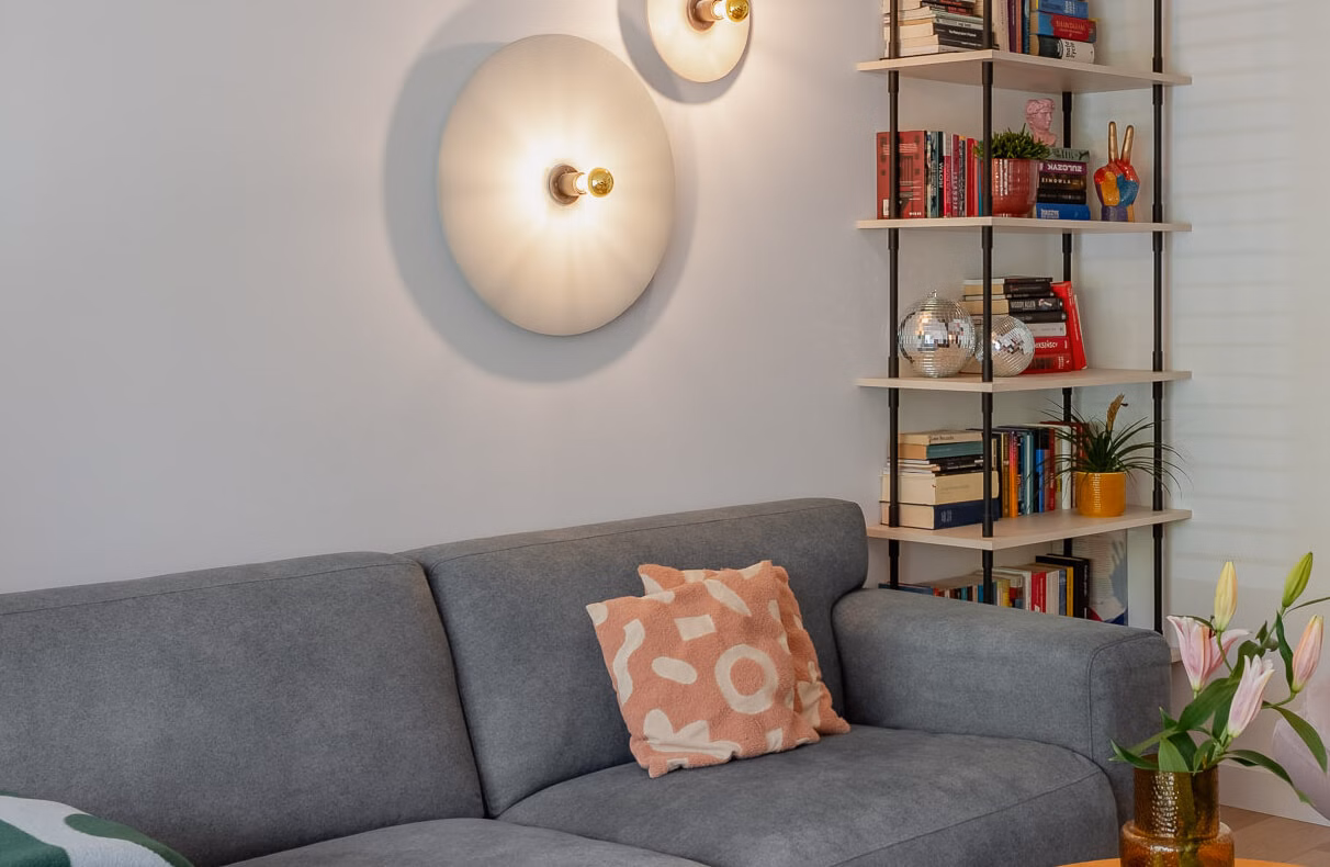 Barwna rama dla pomysłów – mieszkanie dla fanów Wesa Andersona