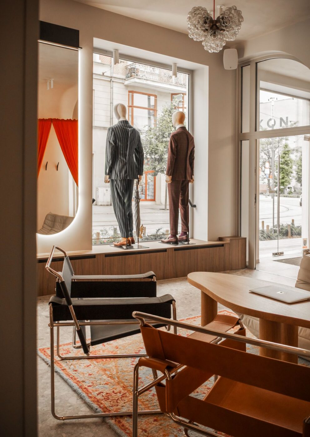 Garnitury i design na miarę – wnętrze pracowni krawieckiej w Poznaniu 13 Garnitury i design na miarę – wnętrze pracowni krawieckiej w Poznaniu