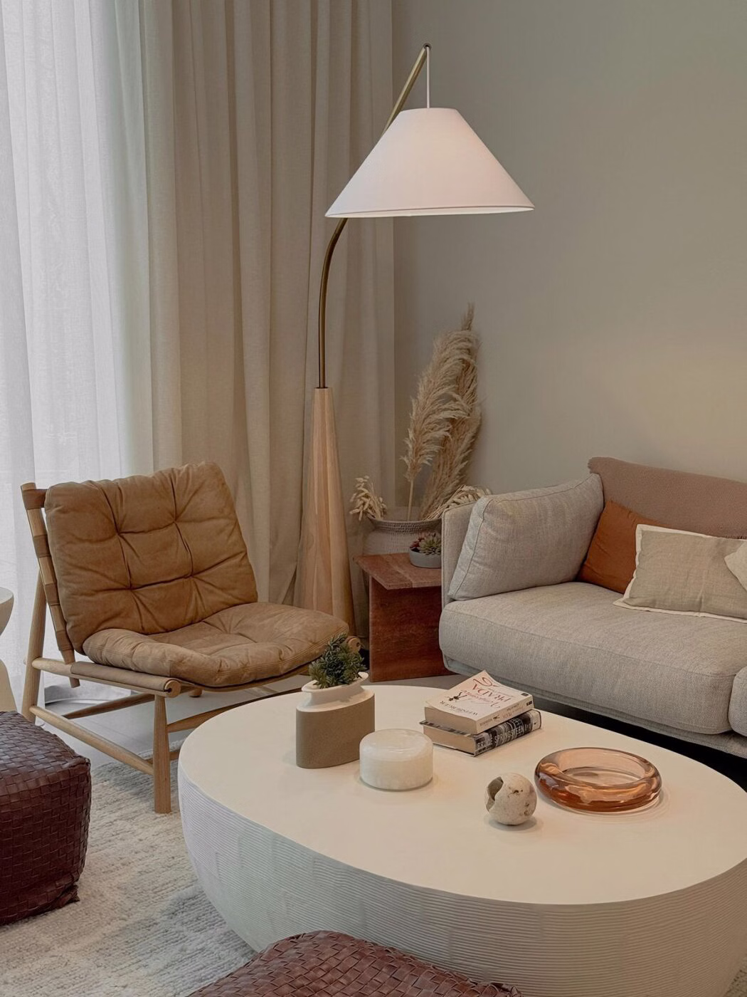 Beżowy salon – jak stworzyć przytulne, nowoczesne i ponadczasowe wnętrze? 2 Beżowy salon – jak stworzyć przytulne, nowoczesne i ponadczasowe wnętrze?