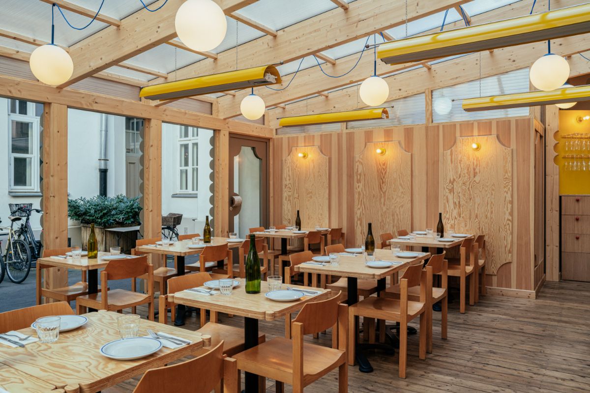 Bibenda pod drewnianym niebem – nowa przestrzeń w sercu starej kamienicy, która rozmawia z historią i humorem