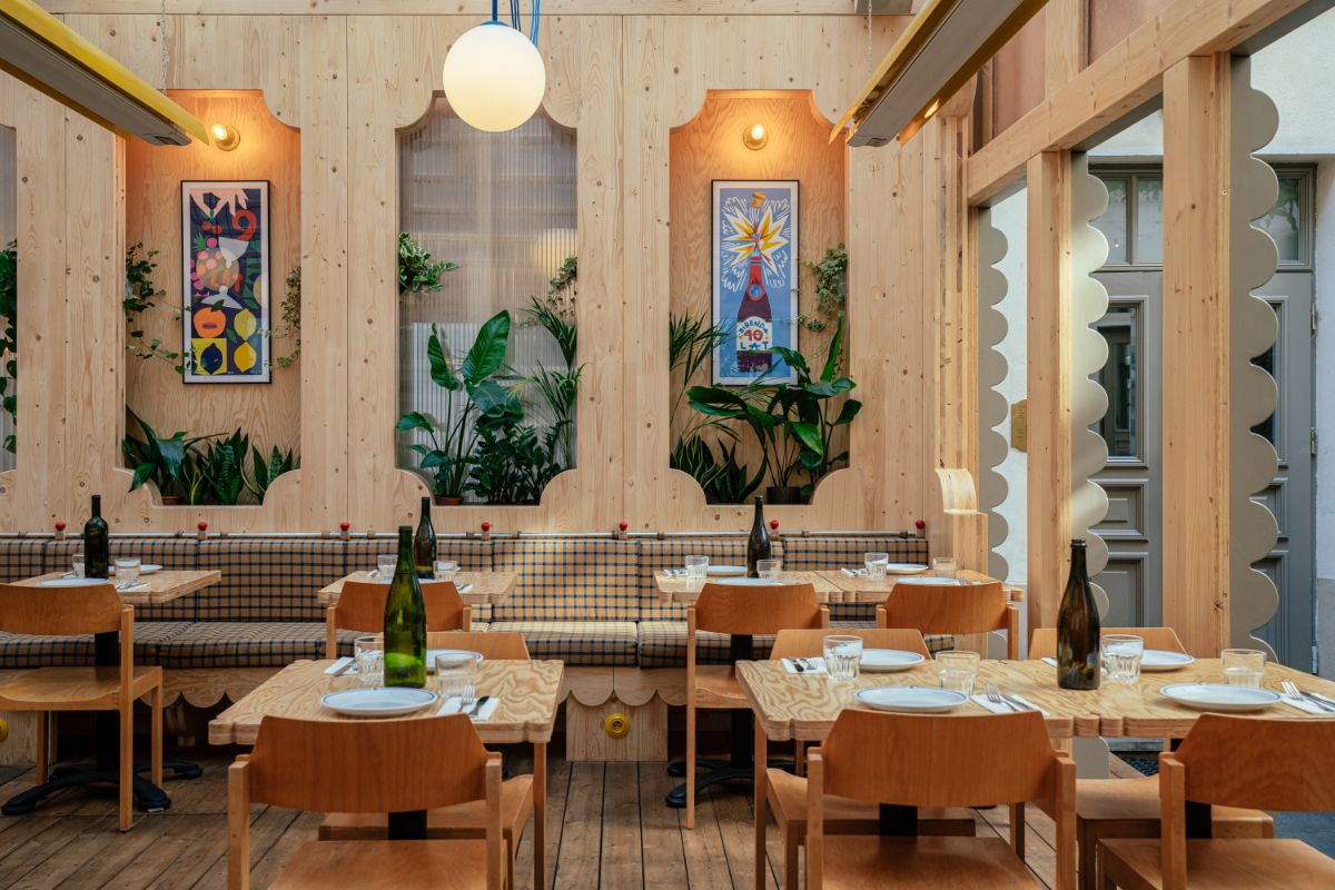 Bibenda pod drewnianym niebem – nowa przestrzeń w sercu starej kamienicy, która rozmawia z historią i humorem