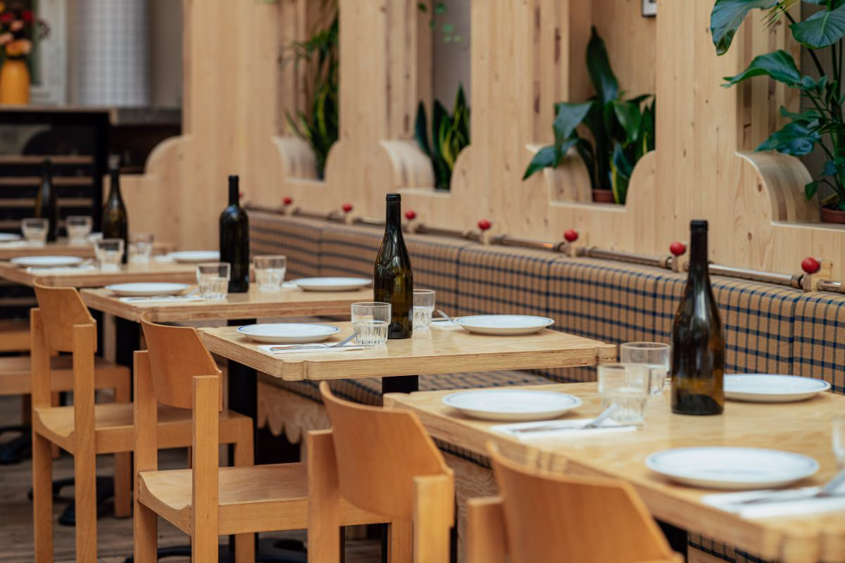 Bibenda pod drewnianym niebem – nowa przestrzeń w sercu starej kamienicy, która rozmawia z historią i humorem