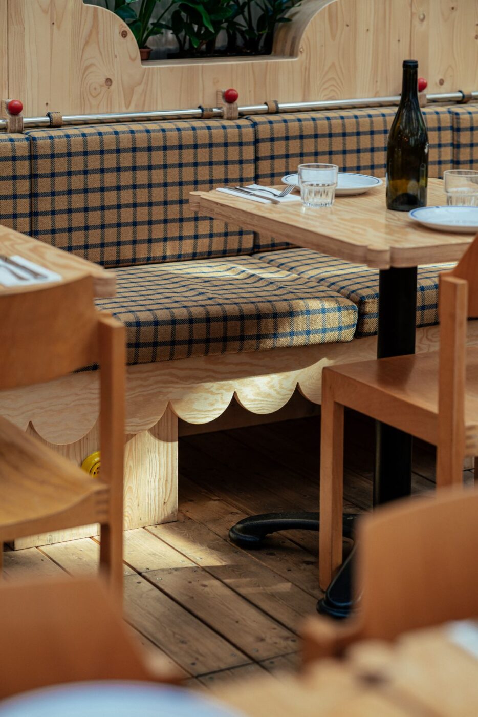 Bibenda pod drewnianym niebem – nowa przestrzeń w sercu starej kamienicy, która rozmawia z historią i humorem