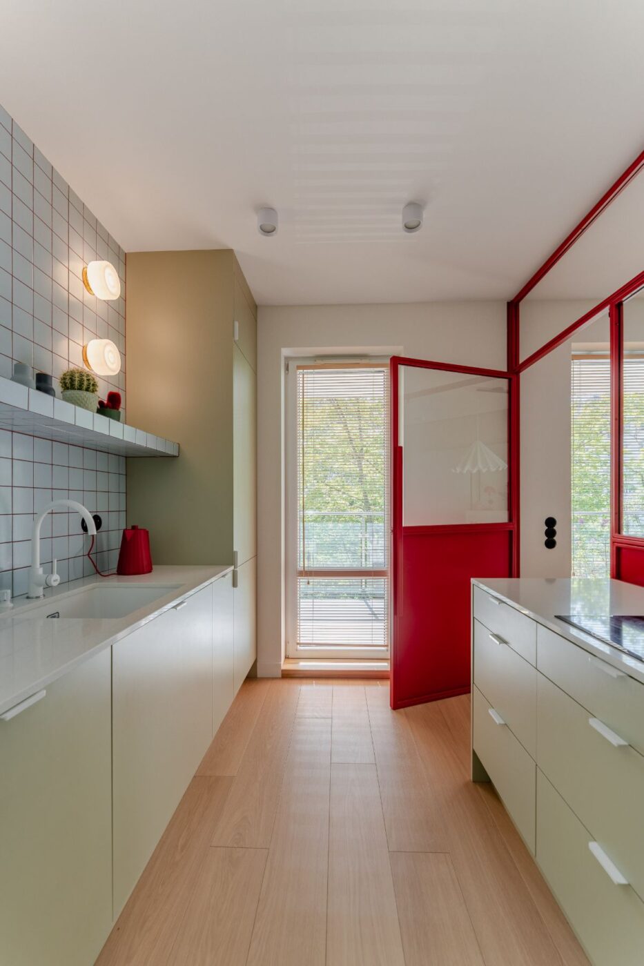 Barwna rama dla pomysłów – mieszkanie dla fanów Wesa Andersona