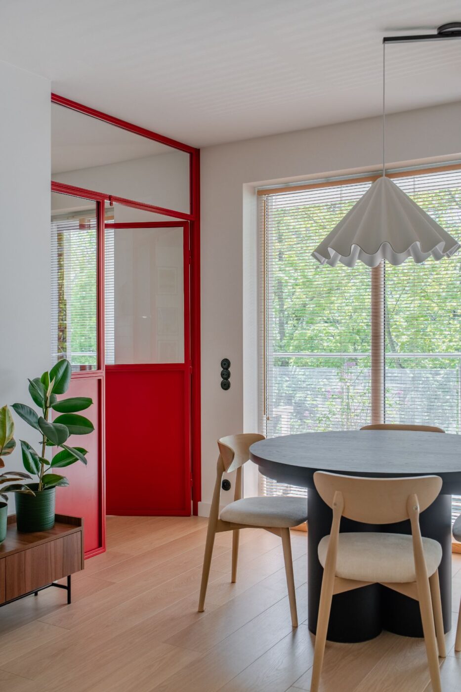 Barwna rama dla pomysłów – mieszkanie dla fanów Wesa Andersona