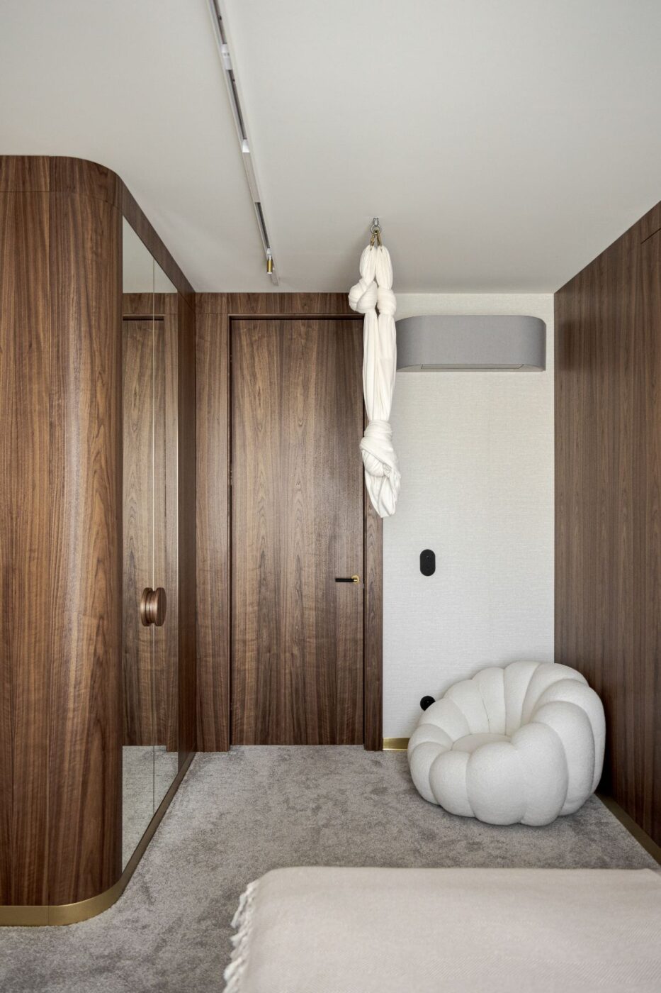 Sztuka harmonii. Ten stonowany apartament zachwyca dopracowanymi detalami