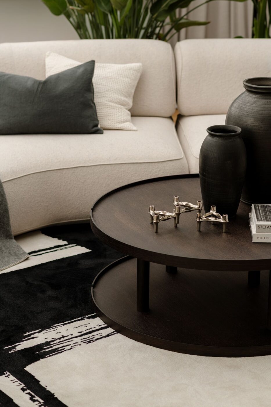 W stronę światła i sztuki: apartament z widokiem na Powiśle i designem w roli głównej