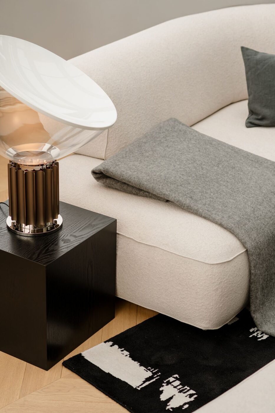 W stronę światła i sztuki: apartament z widokiem na Powiśle i designem w roli głównej