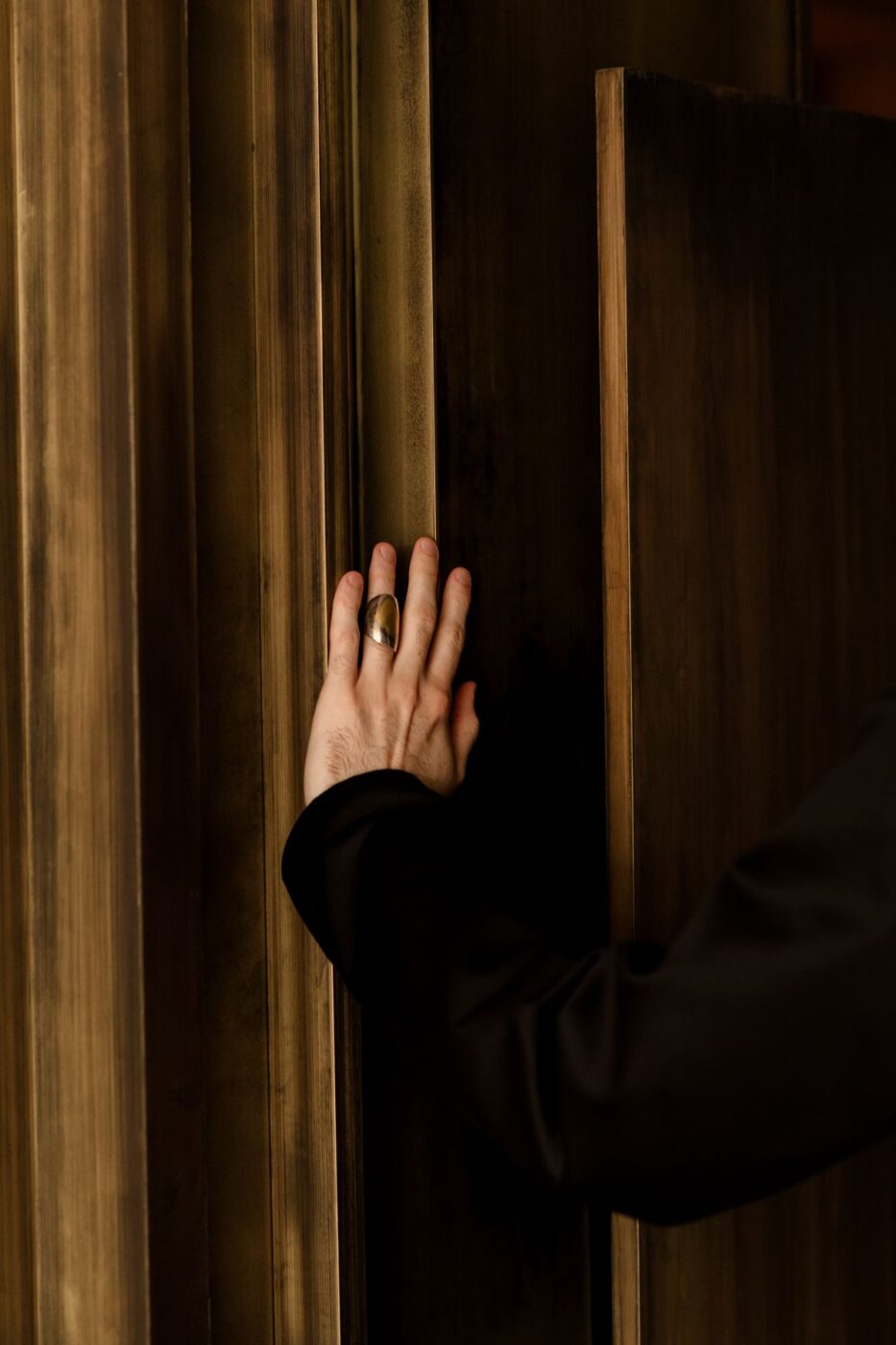 W stronę światła i sztuki: apartament z widokiem na Powiśle i designem w roli głównej