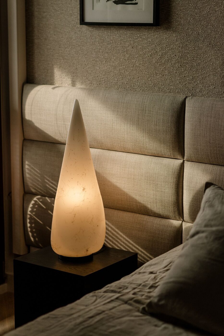 W stronę światła i sztuki: apartament z widokiem na Powiśle i designem w roli głównej