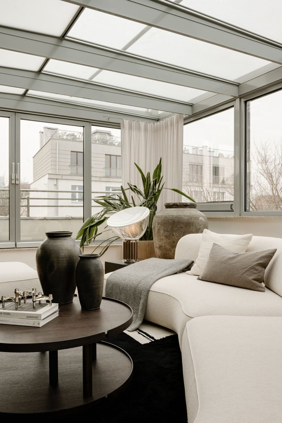 W stronę światła i sztuki: apartament z widokiem na Powiśle i designem w roli głównej