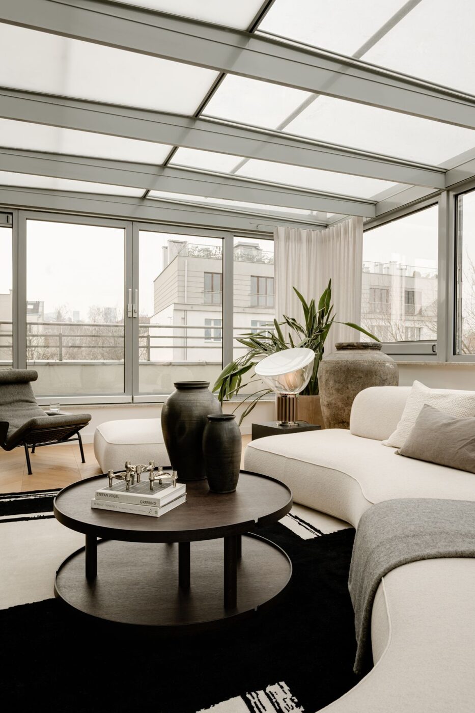 W stronę światła i sztuki: apartament z widokiem na Powiśle i designem w roli głównej