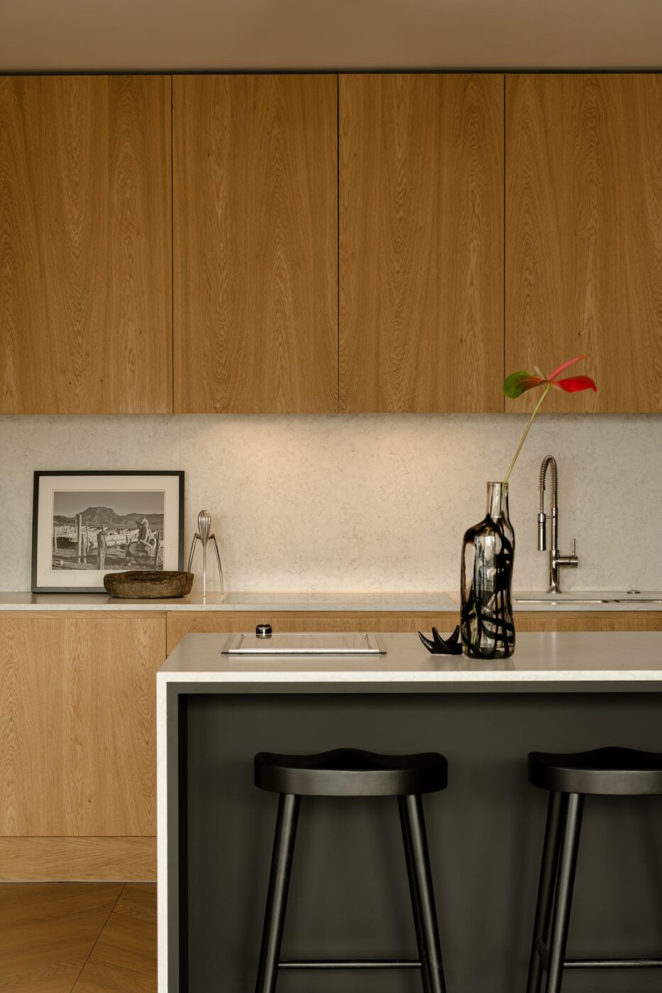 W stronę światła i sztuki: apartament z widokiem na Powiśle i designem w roli głównej