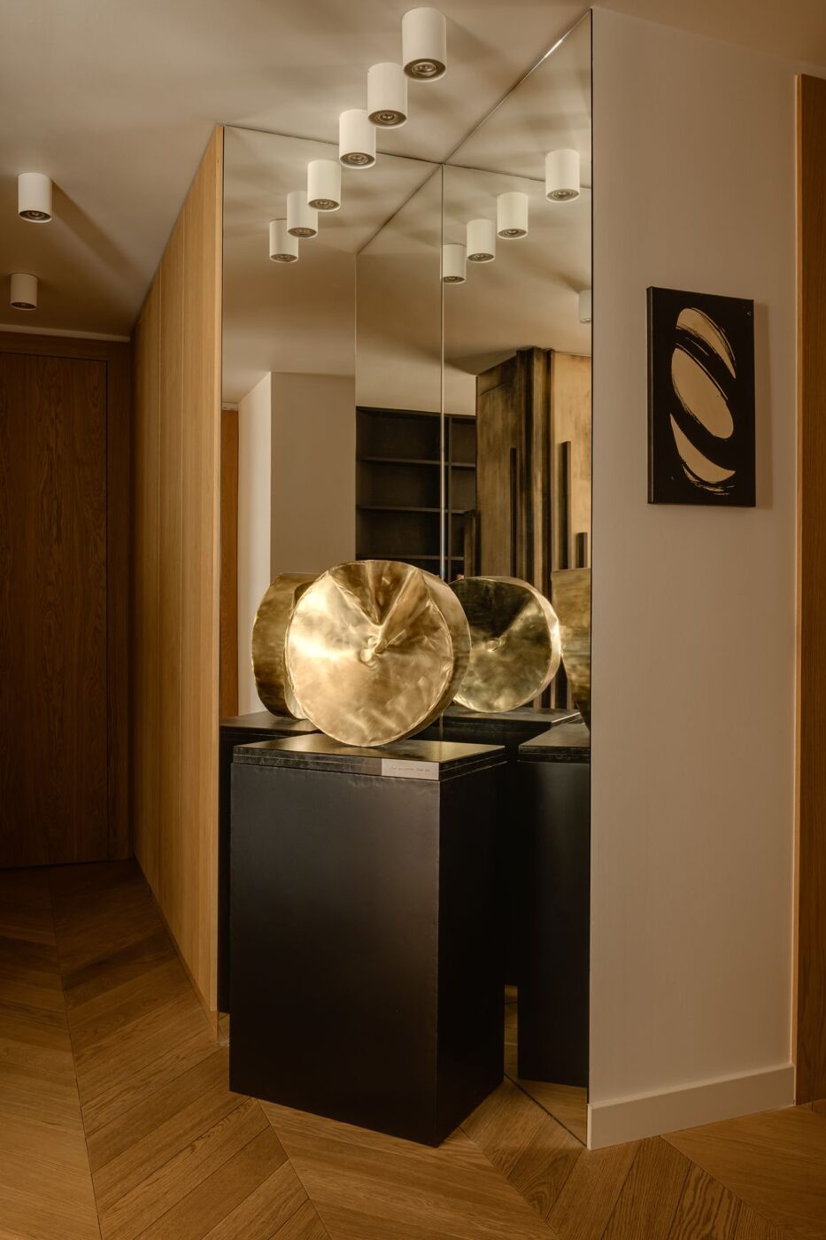 W stronę światła i sztuki: apartament z widokiem na Powiśle i designem w roli głównej