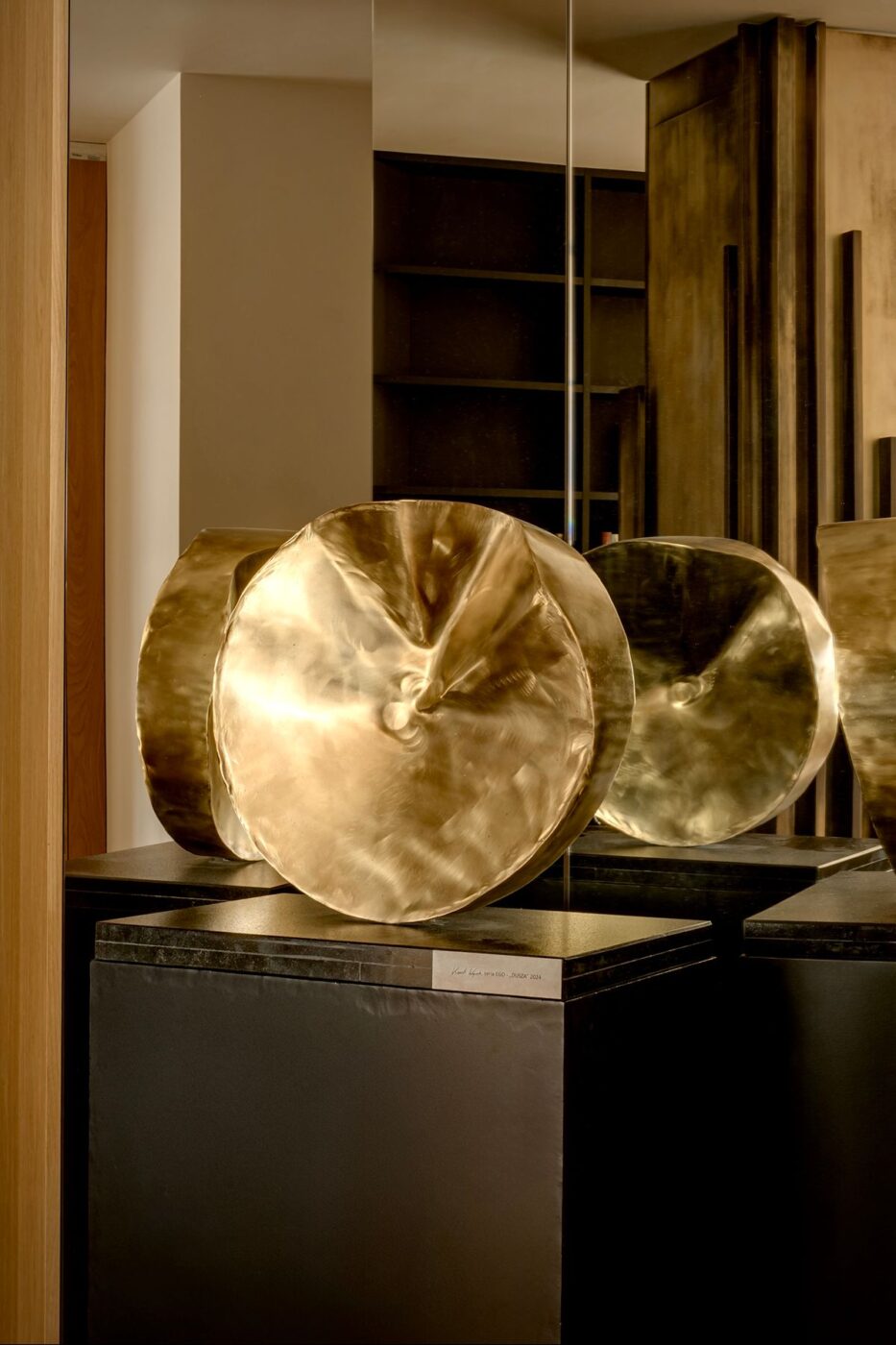 W stronę światła i sztuki: apartament z widokiem na Powiśle i designem w roli głównej