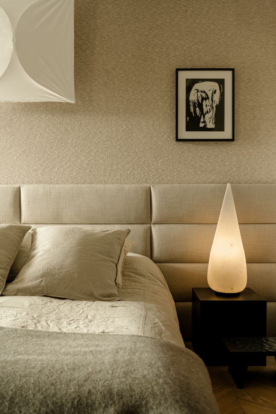 W stronę światła i sztuki: apartament z widokiem na Powiśle i designem w roli głównej