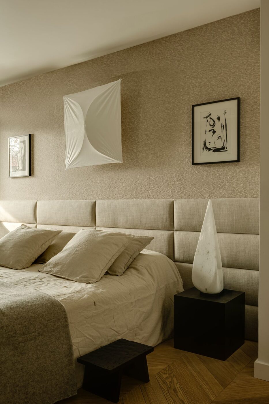 W stronę światła i sztuki: apartament z widokiem na Powiśle i designem w roli głównej