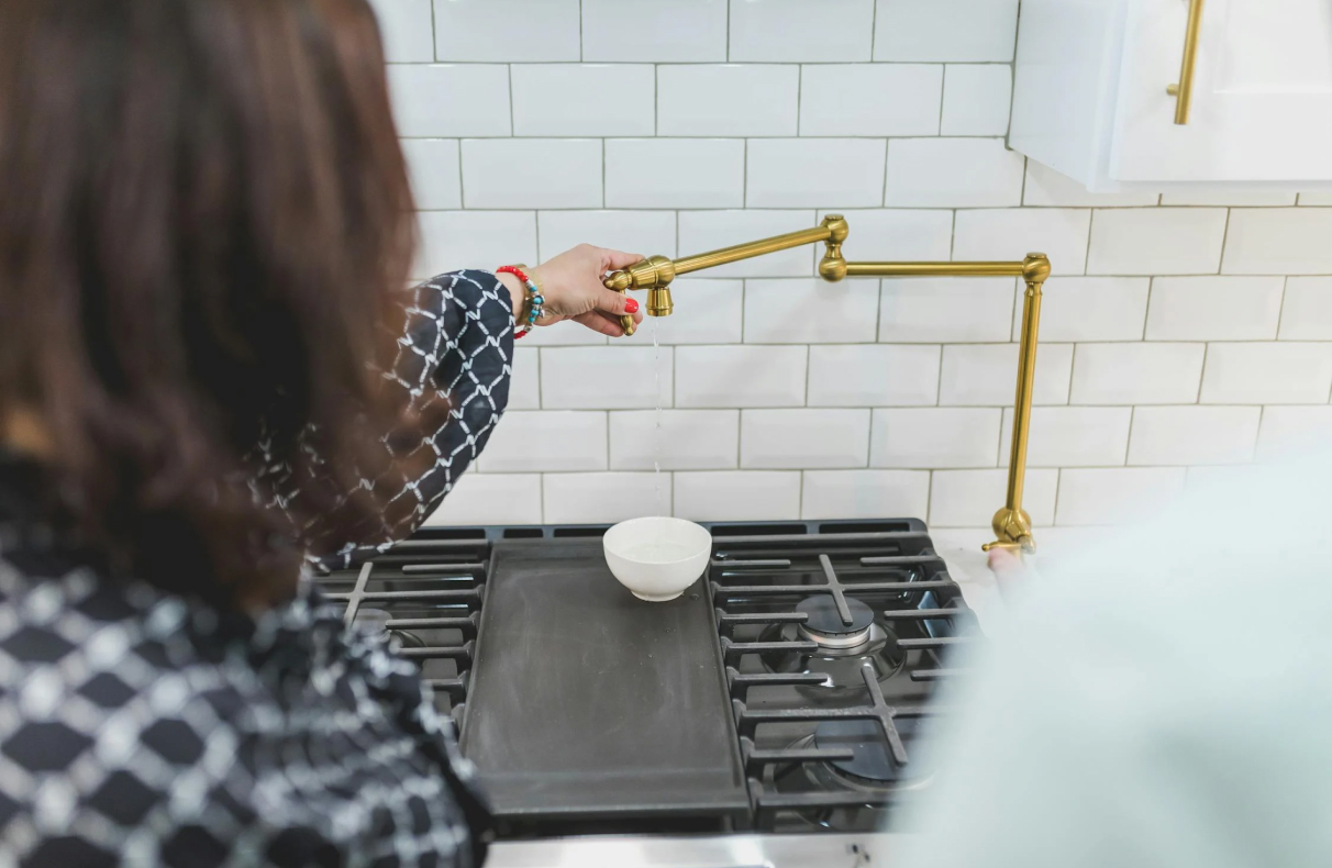 Pot filler – funkcjonalny kran do bezpośredniego nalewania wody. Poznaj zastosowania