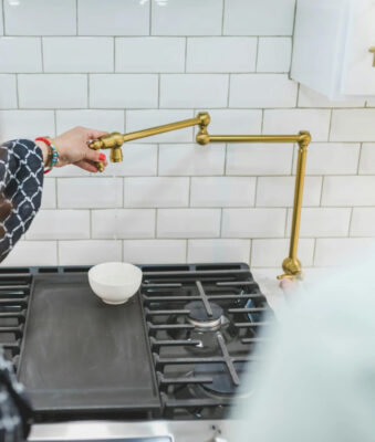 Pot filler – funkcjonalny kran do bezpośredniego nalewania wody. Poznaj zastosowania