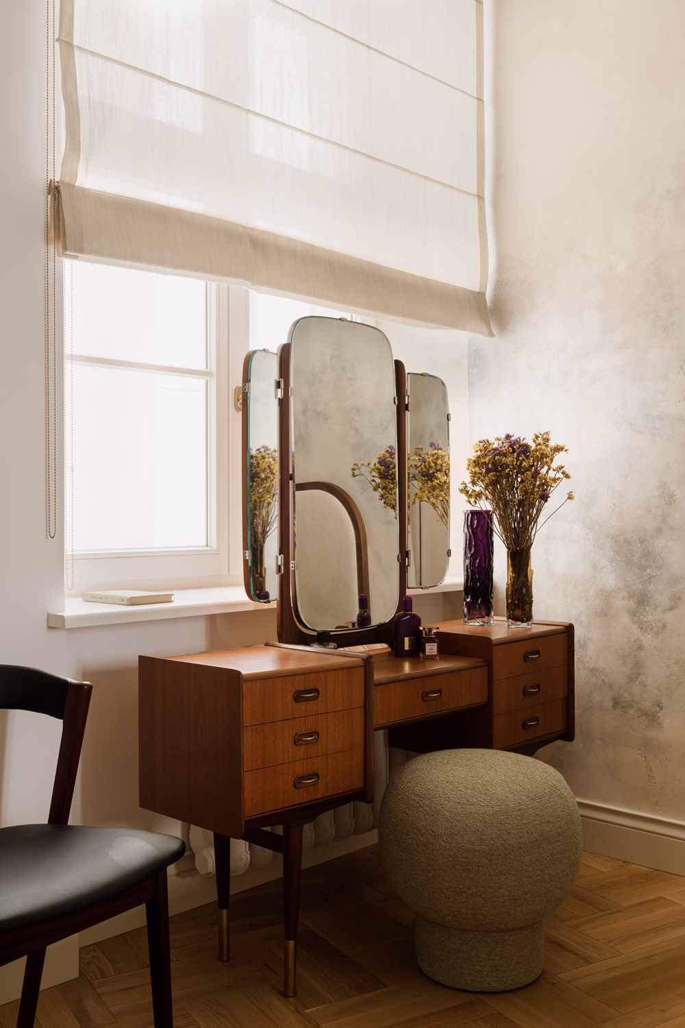 Tu mieszka światło. Apartament w przedwojennej kamienicy na Powiślu 25 Tu mieszka światło. Apartament w przedwojennej kamienicy na Powiślu projektu Sobkowiak Architektura