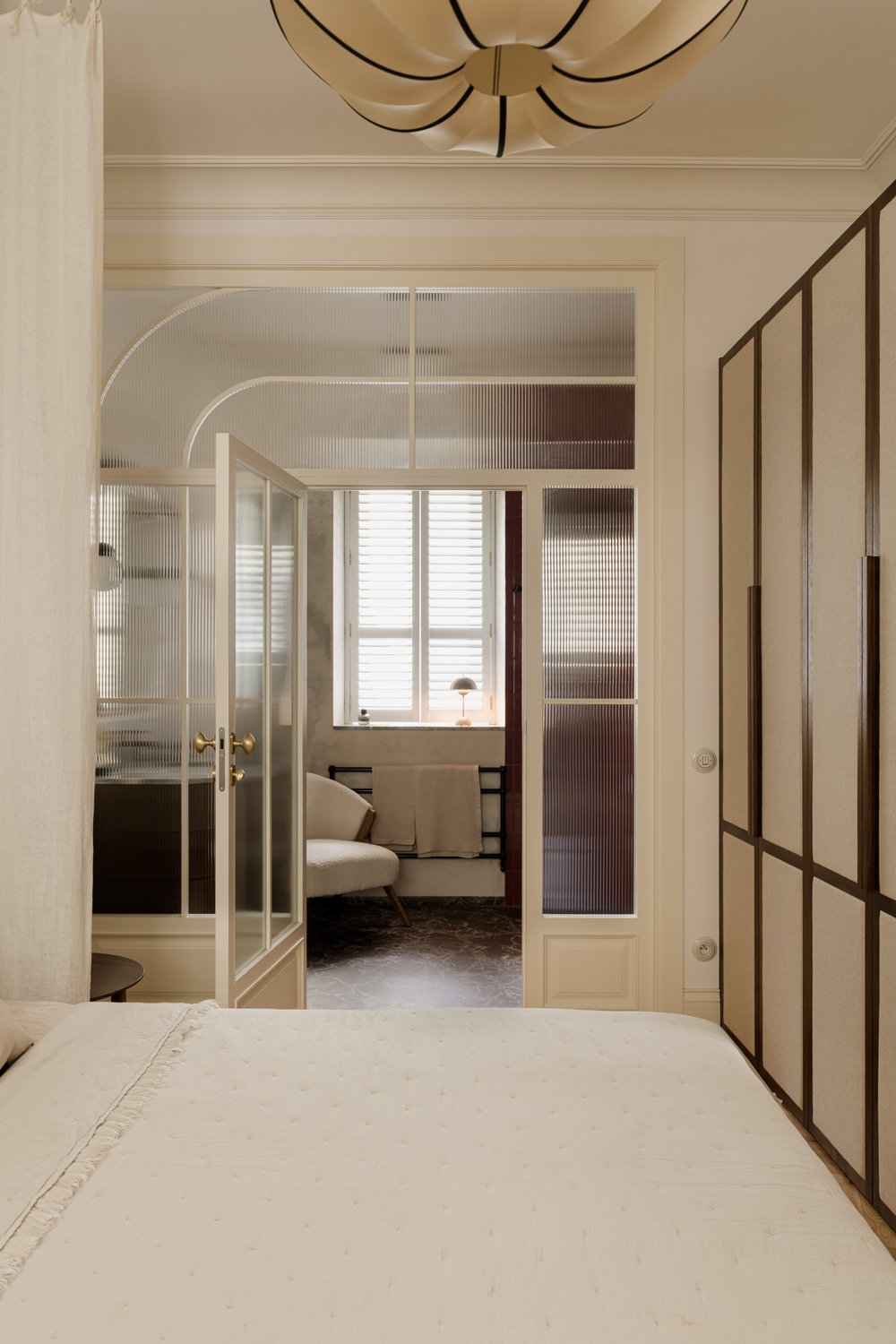 Tu mieszka światło. Apartament w przedwojennej kamienicy na Powiślu 26 Tu mieszka światło. Apartament w przedwojennej kamienicy na Powiślu projektu Sobkowiak Architektura