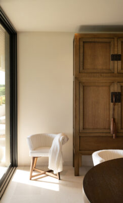 Z meblami na pierwszym planie – rezydencja Punta Mita Surf Residence