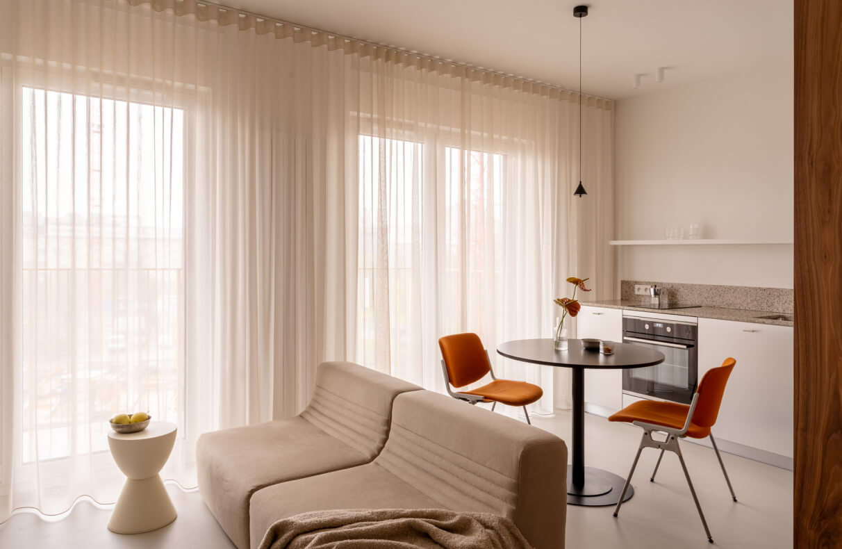 Mikrocement, drewno i detal. Małe, ale wyraziste mieszkanie urządzono w duchu minimalizmu